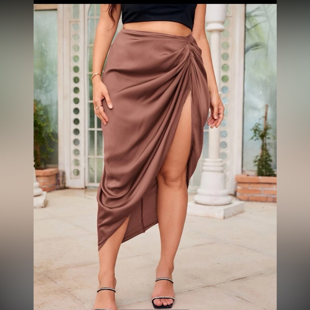 SHEIN BAE Plus Ruched Split Thigh Satin Skirt